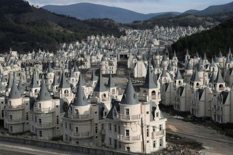 Des châteaux de conte de fées à l’abandon en Turquie !