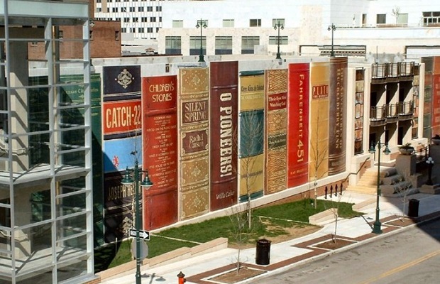 La bibliothèque aux livres géants.