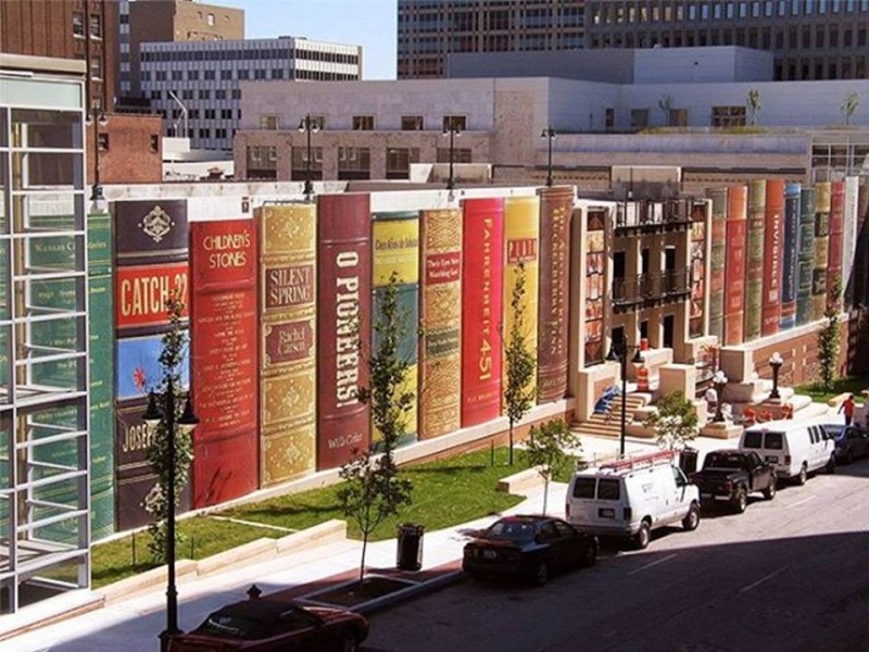 La bibliothèque aux livres géants du Kansas city.