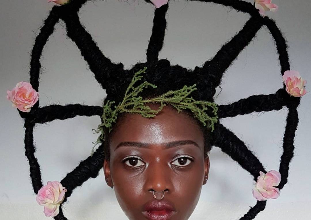 Une artiste Ivoirienne sculpte ses cheveux