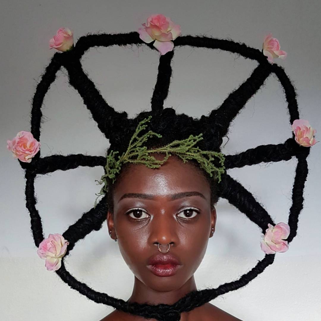 Une artiste Ivoirienne sculpte ses cheveux