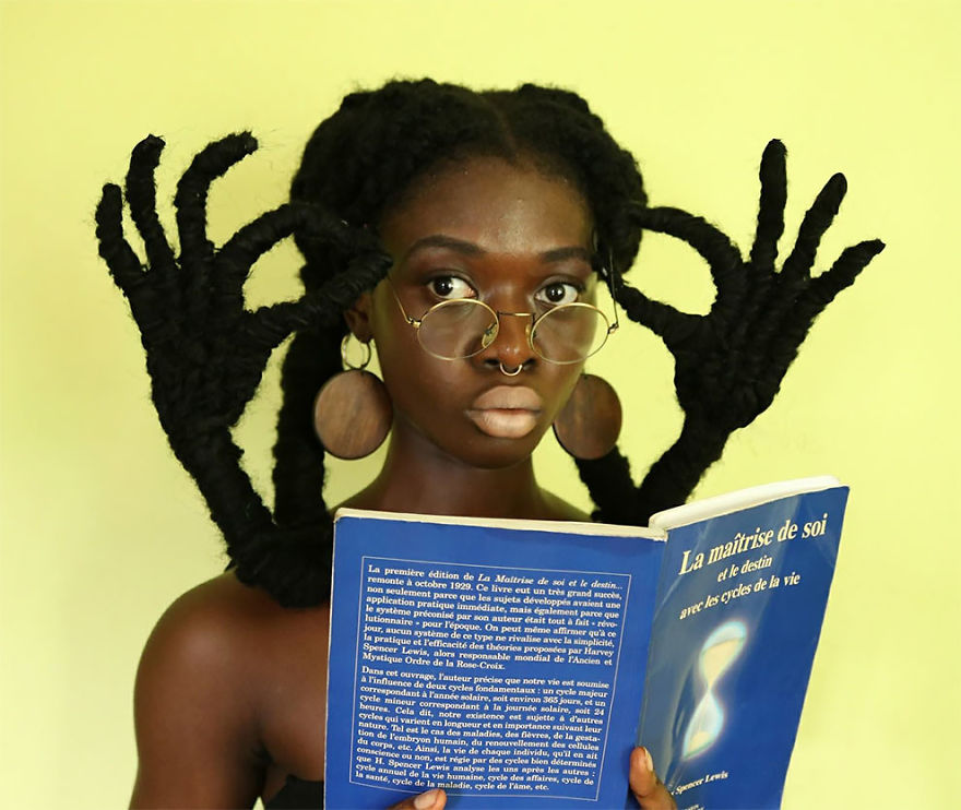 Une artiste Ivoirienne sculpte ses cheveux.