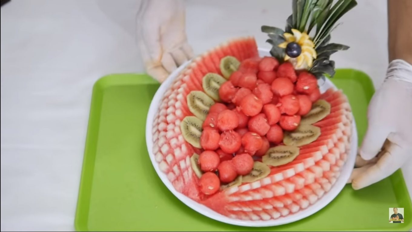 Une salade de fruits, présentée par un professionnel.