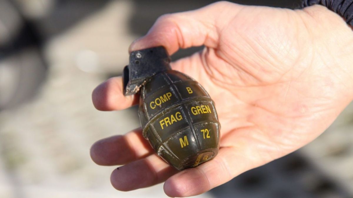Une grenade trouvée dans le jardin.