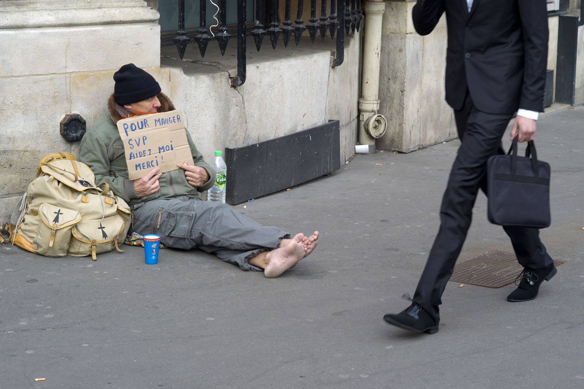 Un SDF dans le froid.