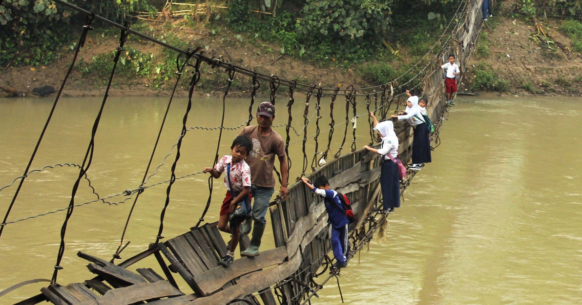 Les chemins les plus incroyables pour aller à l'école dans le monde