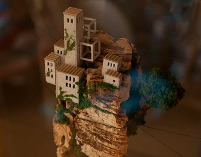 Sculptures miniatures de maisons sur du bois