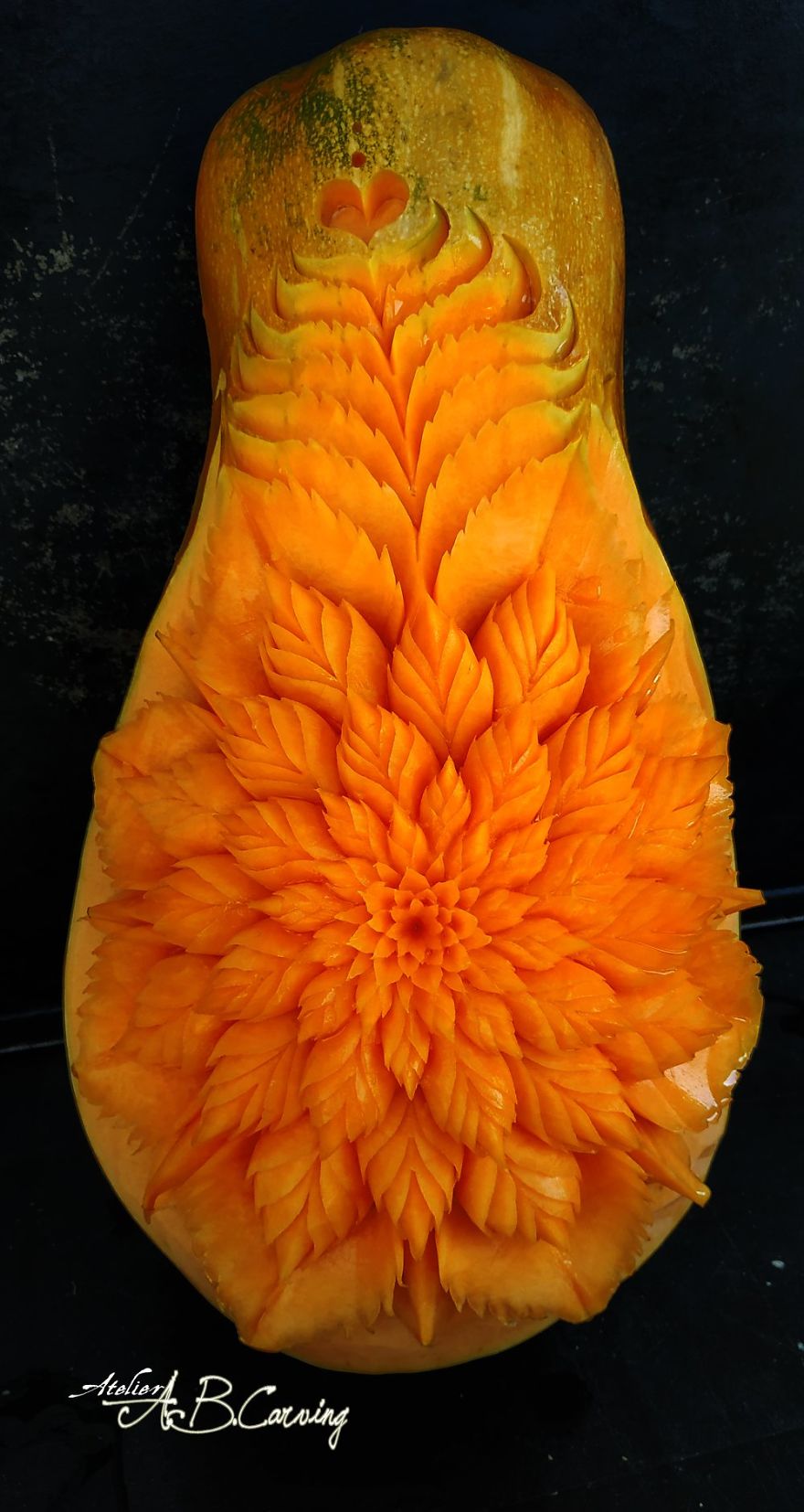 Sculpter de la citrouille et des fruits