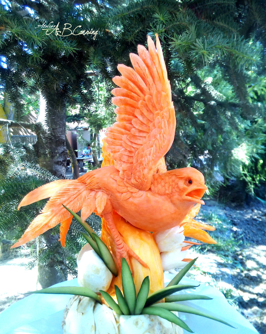 Sculpter de la citrouille et des fruits