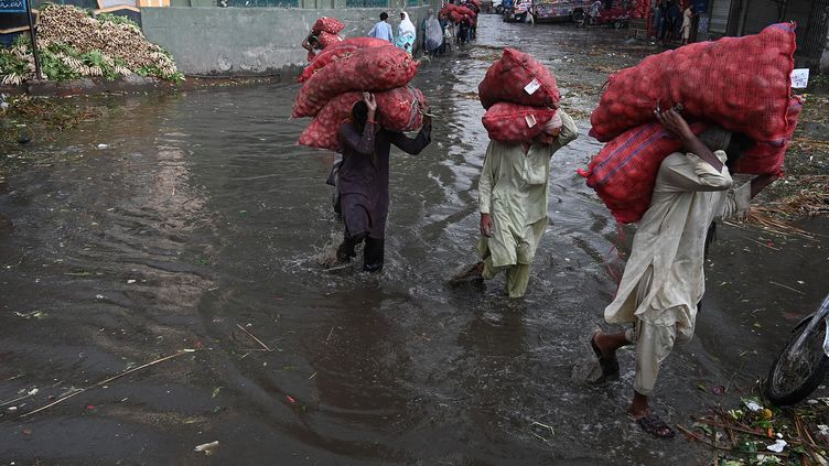 es inondations offrent des pommes de terre aux habitants